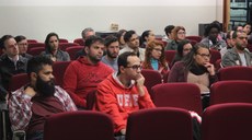 Estudantes da nova pós-graduação acompanham aula inaugural
