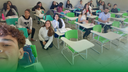 #Pratodosverem: estudantes na sala de aula posando para foto.