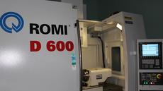 #pratodosverem: Imagem mostra centro de usinagem por Comando Numérico Computadorizado (CNC), um dos muitos equipamentos e laboratórios do IF Sudeste MG em Santos Dumont que permitem aulas práticas e atividades similares às executadas na indústria.
