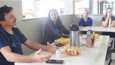 #paratodosverem: imagem com um homem e três mulheres sentados à mesa para o café.