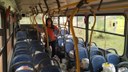 #Pratodosverem: Imagem mostra aluna Nívea Maria Valente, em pé, dentro de ônibus estacionado, com os alimentos doados à comunidade Cachoeirinha