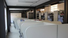 #pratodosverem: Imagem mostra espaço interno da Biblioteca do Campus Santos Dumont, com cabines de estudo e livros nas estantes.