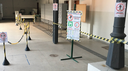 #pratodosverem: Imagem mostra hall da Biblioteca, onde serão realizados os procedimentos para entrega de livros didáticos e recebimento de documentos. Sinalizações, fitas e marcações foram feitas para adaptar o fluxo e garantir a segurança.