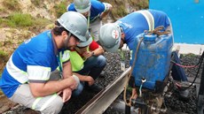 #pratodosverem: Imagem mostra quatro pessoas trabalhando em via permanente (linha férrea)