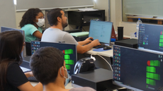 #pratodosverem: Imagem mostra estudantes utilizando computadores do Laboratório de Simulação Ferroviária, onde serão realizados os encontros da monitoria.