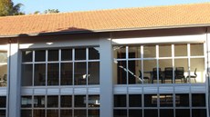 #pratodosverem: A imagem mostra a Biblioteca do Campus Santos Dumont. No segundo andar, aparecem as salas de estudo. No primeiro andar, as mesas de estudo e o acervo bibliográfico.