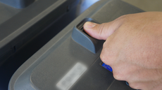 #pratodosverem: Imagem mostra reconhecimento de impressão digital em catraca biométrica para o acesso ao Campus Santos Dumont do IF Sudeste MG.