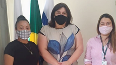 #pratodosverem: Imagem mostra Iara Nascimento (IF Sudeste MG), prefeita Terezinha Marcília e professora Lívia Meneguitte Ávila (IF Sudeste MG). Elas estão em pé e usando máscara.