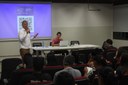 #pratodosverem: Imagem mostra professor Leonardo Ribeiro conversando com estudantes no Auditório do Campus Santos Dumont. O professor João Paulo Kalil, sentado, também acompanha.