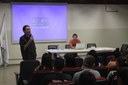 #pratodosverem: Imagem mostra diretor de Ensino, Benedito Carvalho, conversando com estudantes no Auditório do Campus Santos Dumont. O professor João Paulo Kalil, sentado, também acompanha.