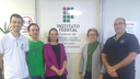 #pratodosverem: Imagem mostra professor Carlos A. Leal, diretor-geral Benedito Carvalho, rotarianas Virginia Pinheiro e Licia Albanese e professor Sandro Farias. Eles estão em pé. Aparece também a logomarca do Campus Santos Dumont do IF Sudeste MG.