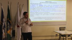 #pratodosverem: A imagem mostra o diretor de Administração, Edilson Fernandes, falando ao microfone durante curso de Fiscalização de Contratos.