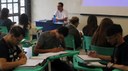 #pratodosverem: Imagem mostra estudantes realizando trabalho em grupo, na disciplina Geometria Analítica e Processos Lineares, sob supervisão do professor Gabriel Conceição