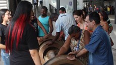 #pratodosverem: Imagem mostra pessoas atendidas pela Associação dos Cegos em Juiz de Fora, estudantes e servidores do Campus Santos Dumont interagindo diante de um rodeiro ferroviário