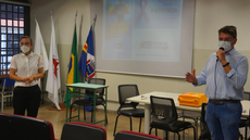 #pratodosverem: Imagem mostra psicóloga Luciana Sarmento e médico Dr. Augusto de Azevedo Barreto durante palestra.