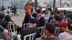 #pratodosverem: Imagem mostra roda de conversa com a professora Angela Cristina Ferreira e o presidente do Conselho Municipal de Promoção da Igualdade Racial, Luiz Papa, no Campus Santos Dumont do IF Sudeste MG