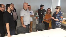 #pratodosverem: A imagem mostra a deputada Margarida Salomão, em pé, conversando com vereadores e servidores do Campus Santos Dumon 