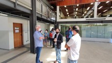 #pratodosverem: Imagem mostra diretores do Campus Santos Dumont conversando com deputado Rogério Correia em Bloco 1 da unidade do IF Sudeste MG