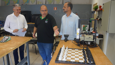 #pratodosverem: Imagem mostra deputado Dr. Frederico, diretor-geral Sandro Farias e vereador Everaldo Coelho no Laboratório IFMaker