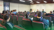 #ParaTodosVerem: foto da equipe da reitoria e dos servidores no auditório durante a fala do Reitor.