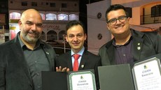 #pratodosverem: Imagem mostra diretor-geral do Campus Santos Dumont, professor André Diniz, e os servidores do IF Sudeste MG homenageados em 2018, Benedito Carvalho e Tiago Fávero, durante cerimônia promovida pela Câmara Municipal no Grêmio Literário e Recreativo Mário de Lima