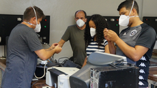 #pratodosverem: Imagem mostra professor Luciano Gonçalves orientando alunos do curso técnico em Automação Industrial durante aula em laboratório do Campus Santos Dumont.