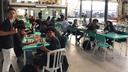 #pratodosverem: Imagem mostra estudantes no Bloco 1 do Campus Santos Dumont durante atividade do Clube de Xadrez.