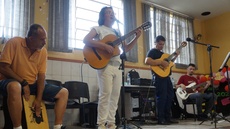 #pratodosverem: Imagem mostra instrutores de formação artística Eduardo Vallejo (cajon), Isadora Ribeiro, Waguinho Pinheiro (voz e violão) e Alex Alves (contrabaixo) durante apresentação na Escola Estadual Governador Bias Fortes.