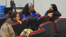 #pratodosverem: Imagem mostra participantes do debate conversando durante última ação do Cine Neabi em 2022.