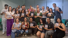 #pratodosverem: Imagem mostra participantes do Clube do Livro em evento de lançamento de "Esquecemos os nomes dos pássaros"