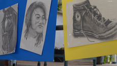 #pratodosverem: Imagem mostra alguns dos desenhos de Rian na Exposição de Talentos no Bloco 1 do Campus Santos Dumont.