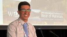 #pratodosverem: Imagem mostra professor Philipe Pacheco durante apresentação de trabalho acadêmico