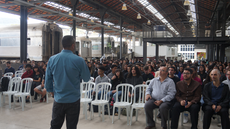 #pratodosverem: Imagem mostra diálogo sobre o PDI com a comunidade no pátio do Bloco 1 do Campus Santos Dumont