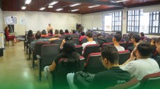 #ParaTodosVerem: foto da apresentação mostrando o auditório, a palestrante, os alunos e os servidores presentes.