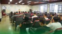 #ParaTodosVerem: foto da apresentação mostrando o auditório, a palestrante, os alunos e os servidores presentes.