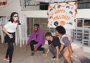 #Para todos verem: três alunos e o professor responsável pelo projeto Danças Urbanas em apresentação no HallowIF, no campus Santos Dumont.