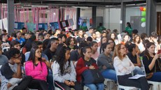 #pratodosverem: Imagem mostra público assistindo às apresentações do Sarau; exposições aparecem ao fundo.            