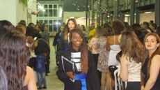 #pratodosverem: Imagem mostra entrada de formandas para a solenidade simbólica no Campus Santos Dumont            