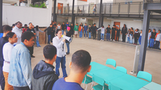 #pratodosverem: Imagem registra abraço pela paz, no interior do Bloco 1 do Campus Santos Dumont do IF Sudeste MG.