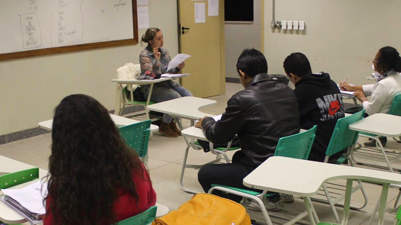 Professora Sarah durante aula de Espanhol no Campus Santos Dumont.png