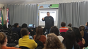 #pratodosverem: Imagem mostra professor Tiago Fávero em auditório, durante palestra realizada na Escola Estadual Padre Antônio Vieira.