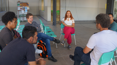 #pratodosverem: Imagem mostra roda de conversa sobre os filmes, no Bloco 1 do Campus Santos Dumont.