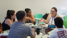 #Pratodosverem: Imagem mostra alunas e alunos de pós-graduação debatendo durante atividade em aula no Campus Santos Dumont