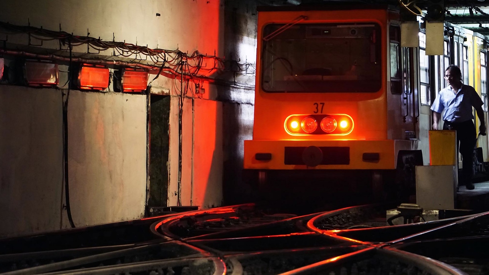 track-train-transport-vehicle-electricity-public-transport-502473-pxhere.com.jpg