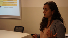 #pratodosverem: Imagem mostra palestrante Maria Regina Novais durante apresentação a estudantes do IF Sudeste MG.