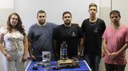 #pratodosverem: Imagem mostra técnicos Rafaela Dornelas, Jonathan Hauck, João Vitor Oliveira, Diego Ferreira e o professor Luciano Gonçalves. Eles estão em pé, diante do protótipo de máquina CNC controlada remotamente para uso didático, assunto do minicurso que os dois primeiros técnicos haviam acabado de ministrar.