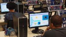 #pratodosverem: Imagem mostra participantes desenvolvendo jogos interativos durante oficina de Programação no Laboratório IFMaker.