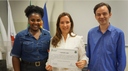 #pratodosverem: Imagem mostra bibliotecária Aline Franco, escritora Fernanda Pittella e diretor-geral Benedito Carvalho. Fernanda recebe certificado de participação no projeto "Em contos com o(a) autor(a)".