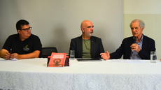 #pratodosverem: Imagem mostra professores Tiago Fávero, André Diniz e Gaudêncio Frigotto durante evento de lançamento do livro