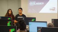 #pratodosverem: Imagem mostra alunas Juliana Toledo e Stefani Alves (Evidência Jr) durante minicurso sobre Excel oferecido à turma do Programa Mulheres Mil no Campus Santos Dumont.